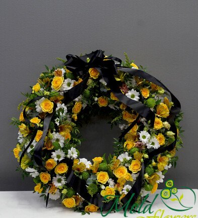 Funeral wreath with yellow roses, alstroemerias and chrysanthemums (d=46) photo 394x433