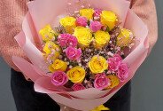 Bouquet of yellow and pink spray roses and gypsophila — photo 1