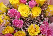 Bouquet of yellow and pink spray roses and gypsophila — photo 2