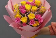 Bouquet of yellow and pink spray roses and gypsophila — photo 3