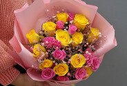 Bouquet of yellow and pink spray roses and gypsophila — photo 4