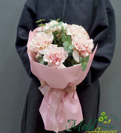Bouquet of 5 pink Dutch roses with eucalyptus photo 394x433