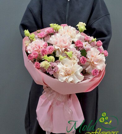 Buchet din trandafiri roz si eustoma „Pauza roz” foto 394x433