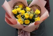 Buchet cu trandafiri galbeni si romanite „Soare in februarie” — foto 1