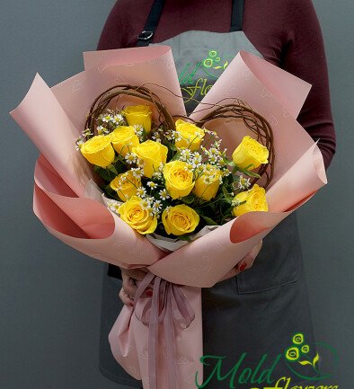 Buchet cu trandafiri galbeni si romanite „Soare in februarie” foto 394x433
