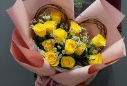 Buchet cu trandafiri galbeni si romanite „Soare in februarie” — foto 2