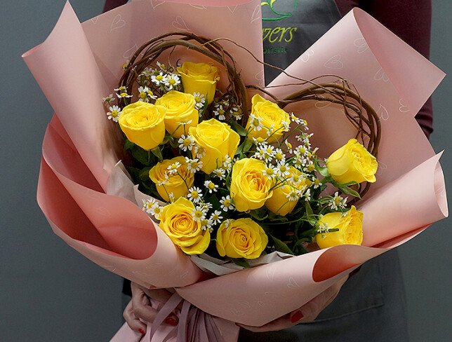 Buchet cu trandafiri galbeni si romanite „Soare in februarie” foto
