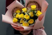 Buchet cu trandafiri galbeni si romanite „Soare in februarie” — foto 3