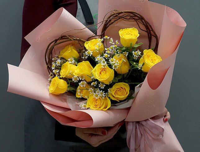 Buchet cu trandafiri galbeni si romanite „Soare in februarie” foto
