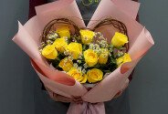Buchet cu trandafiri galbeni si romanite „Soare in februarie” — foto 4