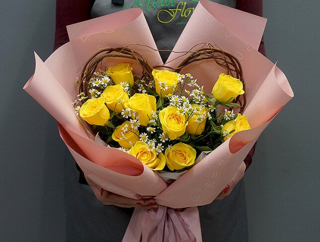 Buchet cu trandafiri galbeni si romanite „Soare in februarie” foto