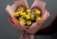 Buchet cu trandafiri galbeni si romanite „Soare in februarie” — foto 5