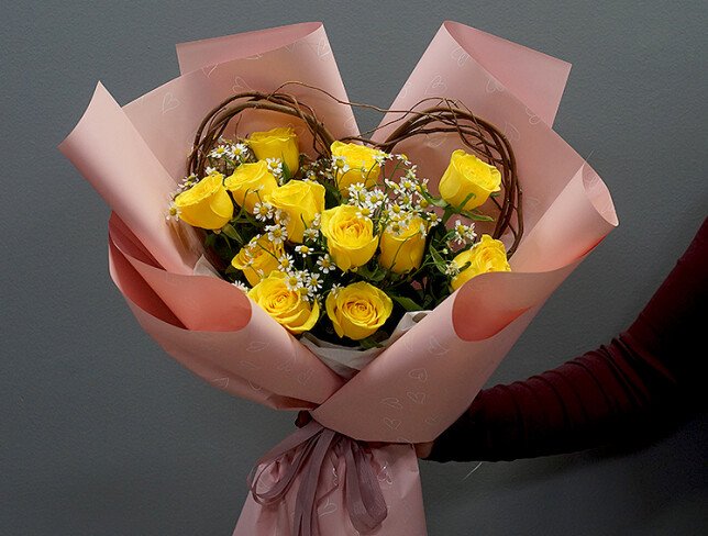 Buchet cu trandafiri galbeni si romanite „Soare in februarie” foto