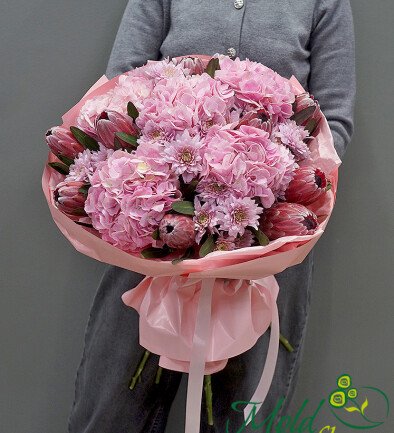 Buchet din hortensii roz, crizanteme si protea foto 394x433