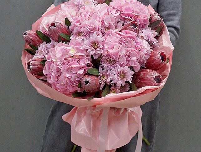 Buchet din hortensii roz, crizanteme si protea foto