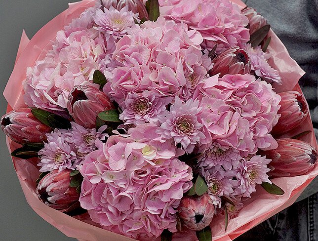 Buchet din hortensii roz, crizanteme si protea foto