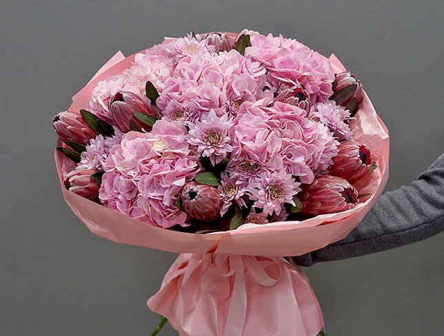 Buchet din hortensii roz, crizanteme si protea foto