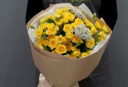 Bouquet with yellow spray roses and ozothamnus — photo 1