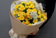 Bouquet with yellow spray roses and ozothamnus — photo 2