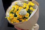 Bouquet with yellow spray roses and ozothamnus — photo 3