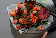Buchet cu trandafiri de tufa orange, protea si leucadendron — foto 2
