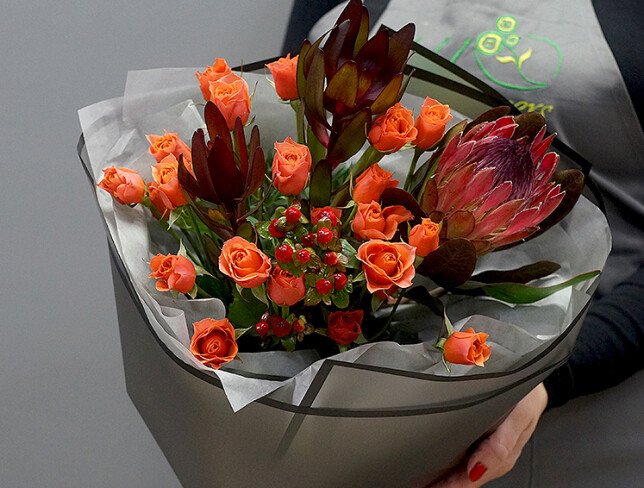Buchet cu trandafiri de tufa orange, protea si leucadendron — foto 2