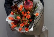 Buchet cu trandafiri de tufa orange, protea si leucadendron — foto 3