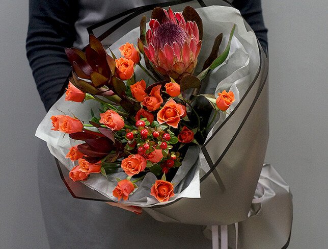 Buchet cu trandafiri de tufa orange, protea si leucadendron — foto 3