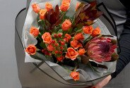Buchet cu trandafiri de tufa orange, protea si leucadendron — foto 4