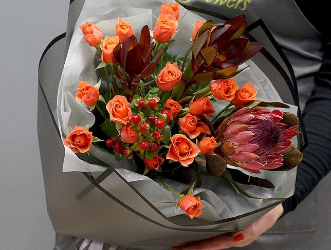 Buchet cu trandafiri de tufa orange, protea si leucadendron — foto 4