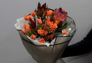 Buchet cu trandafiri de tufa orange, protea si leucadendron — foto 1