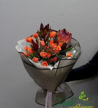 Buchet cu trandafiri de tufa orange, protea si leucadendron