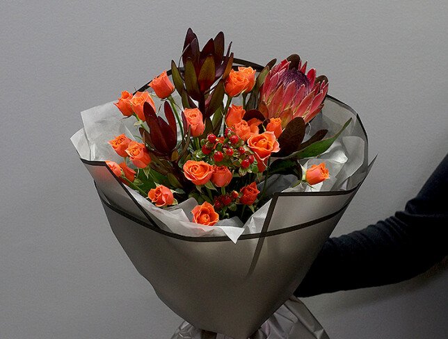 Buchet cu trandafiri de tufa orange, protea si leucadendron