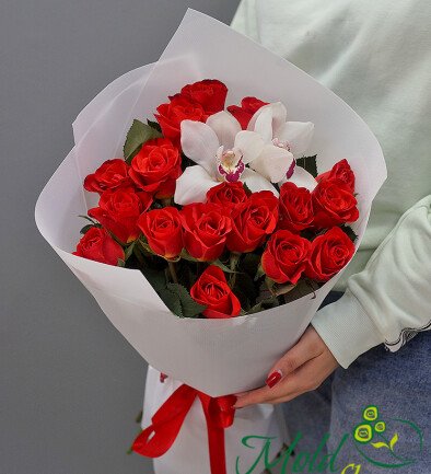 Buchet din trandafiri rosii aprinsi si orhidee foto 394x433
