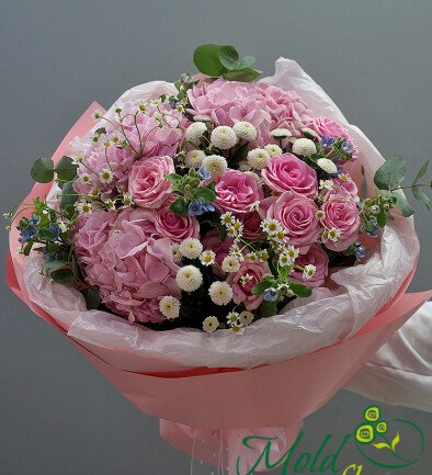 Bouquet of pink hydrangeas, roses, white chrysanthemums and daisies photo 394x433