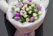 Букет из белых кустовых роз и лавандовых тюльпанов — фото 1