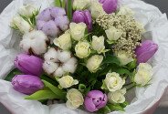 Букет из белых кустовых роз и лавандовых тюльпанов — фото 2