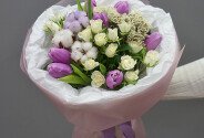 Букет из белых кустовых роз и лавандовых тюльпанов — фото 3