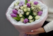 Букет из белых кустовых роз и лавандовых тюльпанов — фото 4