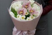 Bouquet of white tulips and pink orchids — photo 2