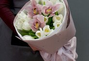 Bouquet of white tulips and pink orchids — photo 3