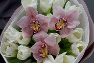 Bouquet of white tulips and pink orchids — photo 4