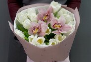 Bouquet of white tulips and pink orchids — photo 5