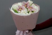 Bouquet of white tulips and pink orchids — photo 1