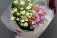 Букет из белых кустовых роз и розовых орхидей — фото 2