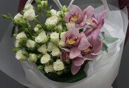 Букет из белых кустовых роз и розовых орхидей — фото 3