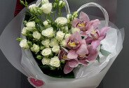Букет из белых кустовых роз и розовых орхидей — фото 4