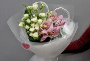 Букет из белых кустовых роз и розовых орхидей — фото 1