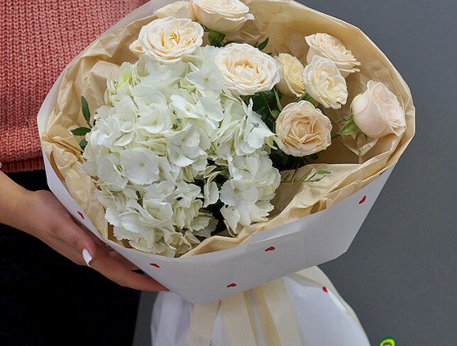 Buchet din hortensie alba si trandafiri crem foto