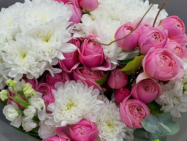 Buchet din matthiola, trandafiri de tip bujor si crizanteme „Stare de spirit alb-roz” foto